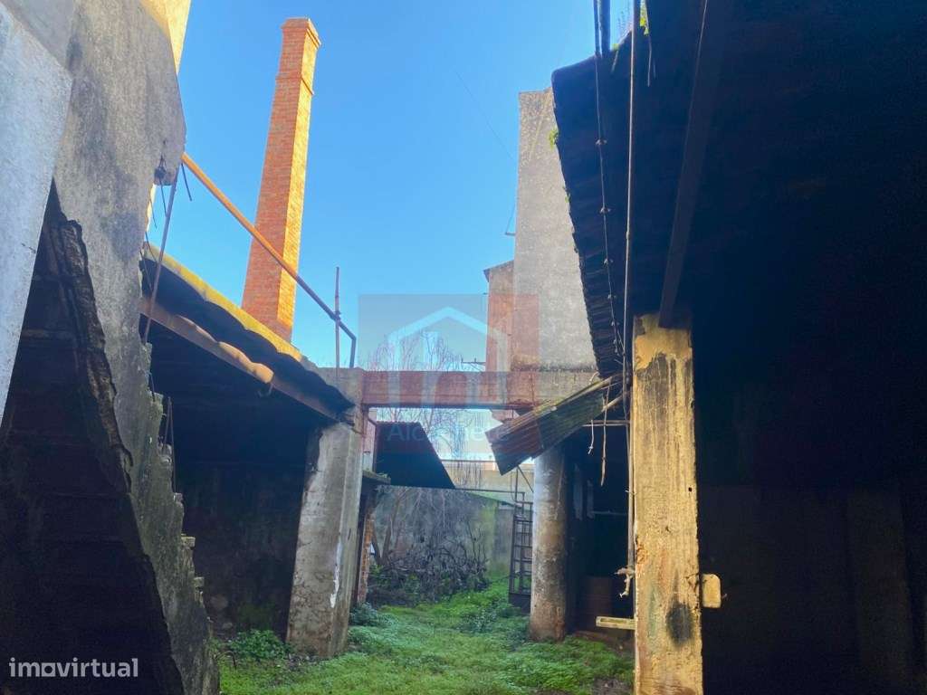 Prédio de 2 pisos para recuperar com logradouro no centro do Montijo-9