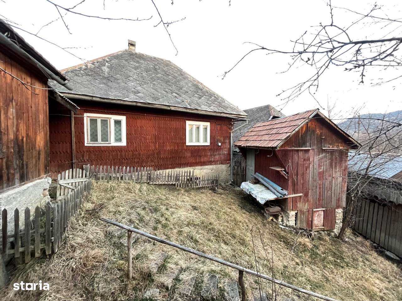 Casă de vânzare + anexe și teren - Imagine principală: 4/7
