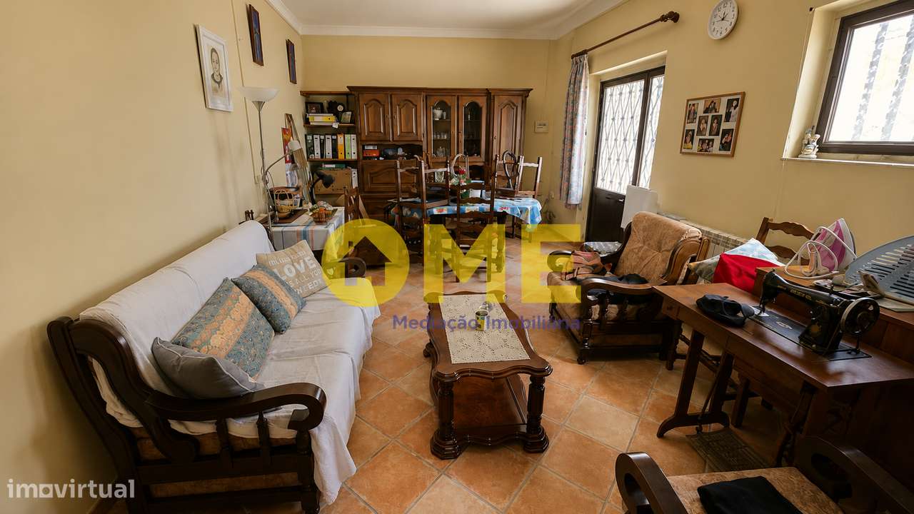 Moradia T4 isolada com jardim e garagem e anexos-13