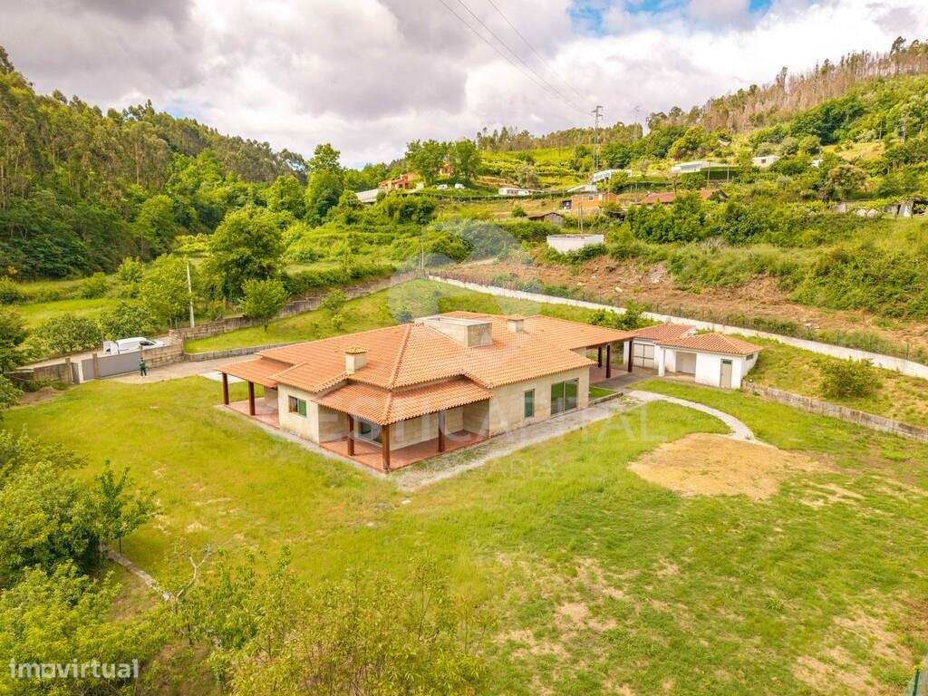 Moradia T4 Térrea de Luxo em Pedra com Terreno, Garagem e Levada Natur-38