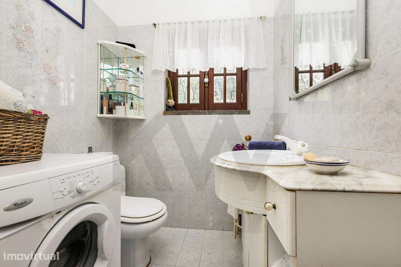 Moradia T6 em Sintra com jardim, garagem e vista de mar ao fundo-13