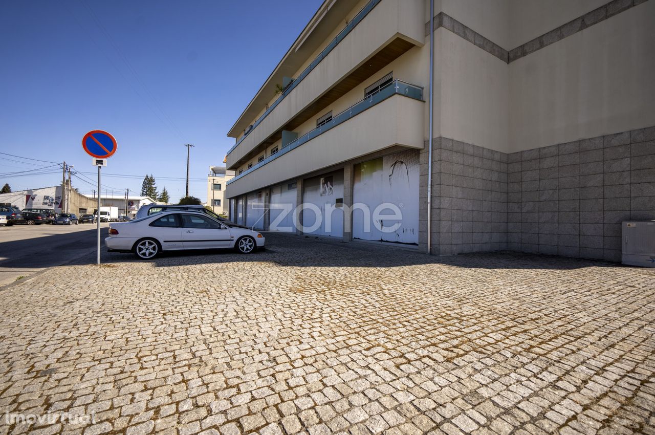 Espaço comercial versátil com parque privativo