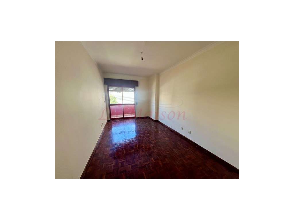 Apartamento T2 com parqueamento em Algueirão - Mem Martins-17