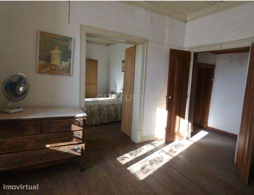 MONTEMOR-O-NOVO - Moradia que carece de obras.-19