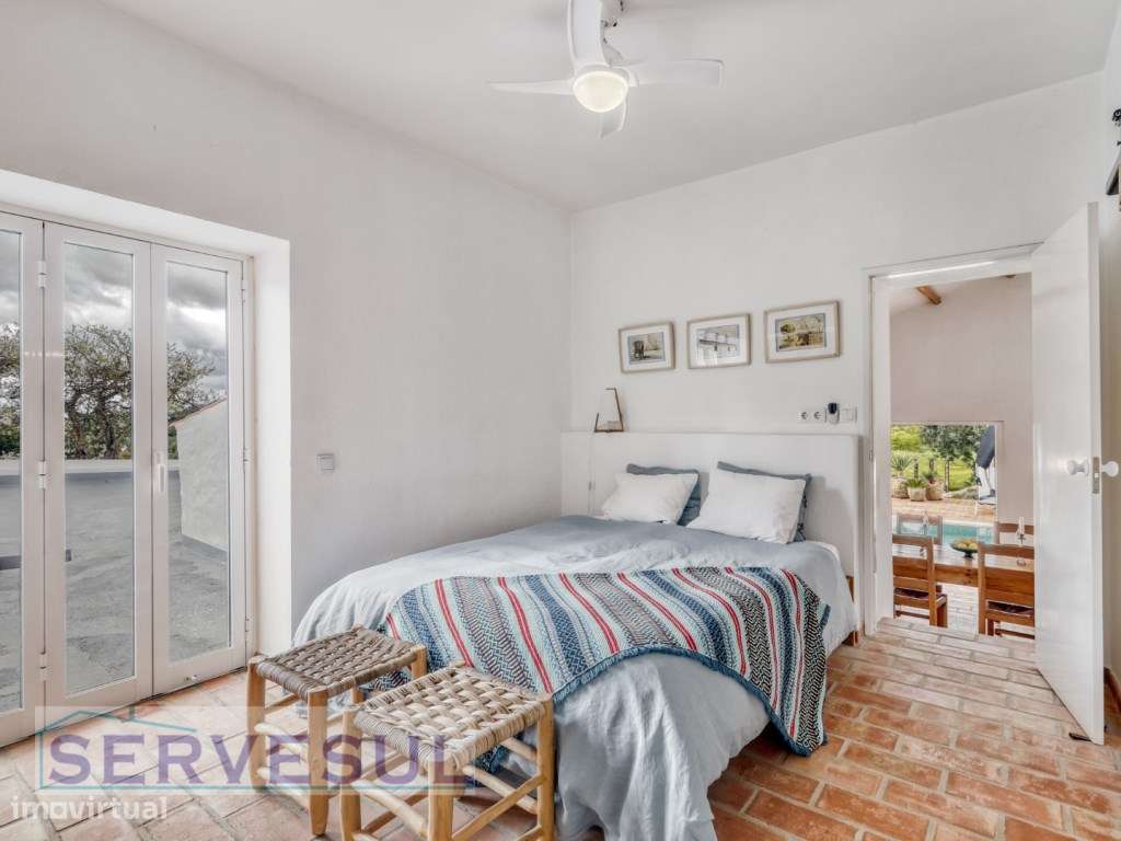 Charmosa Moradia Familiar T3+1 no Campo, inserida num generoso terr...-16