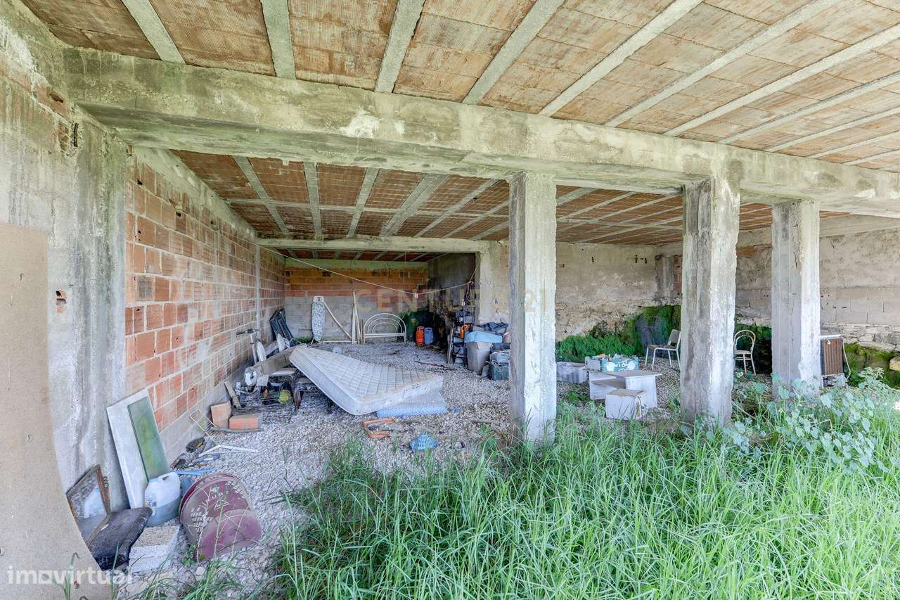 Moradia com Terreno Amplo e Vista Mar na Carvoeira-23