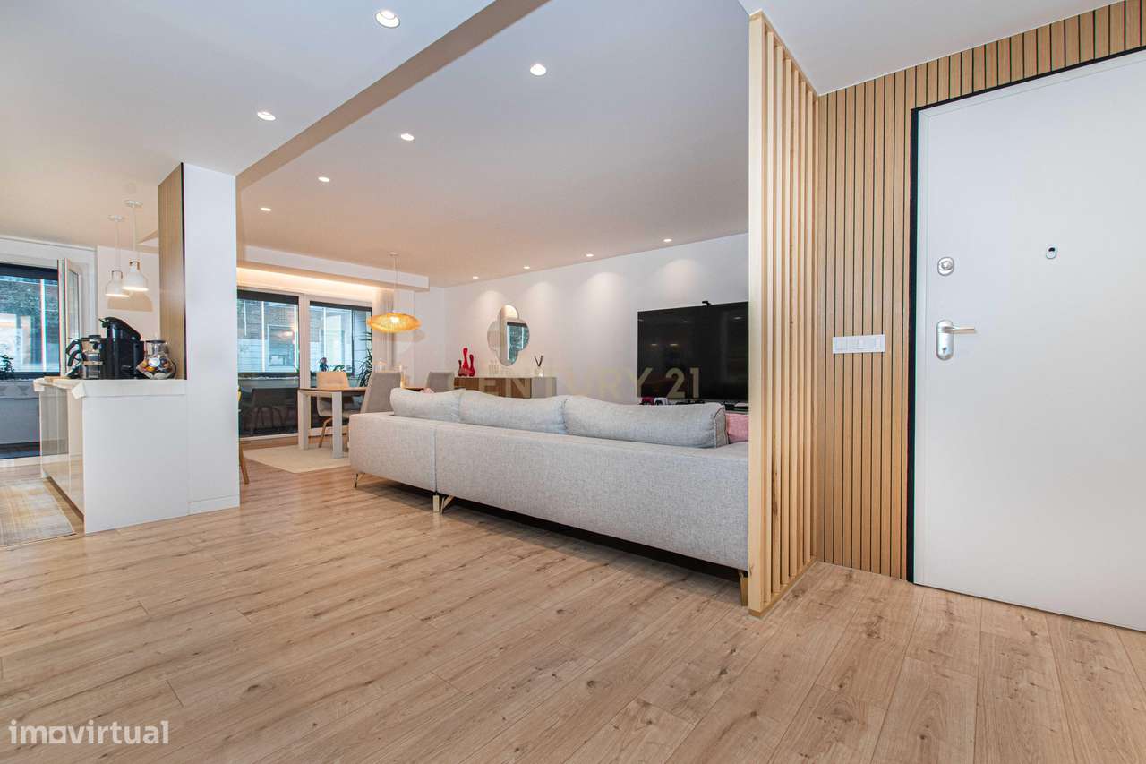 T4 Exclusivo com Terraço e Box para 2 Carros no Jardim da Amoreira-0