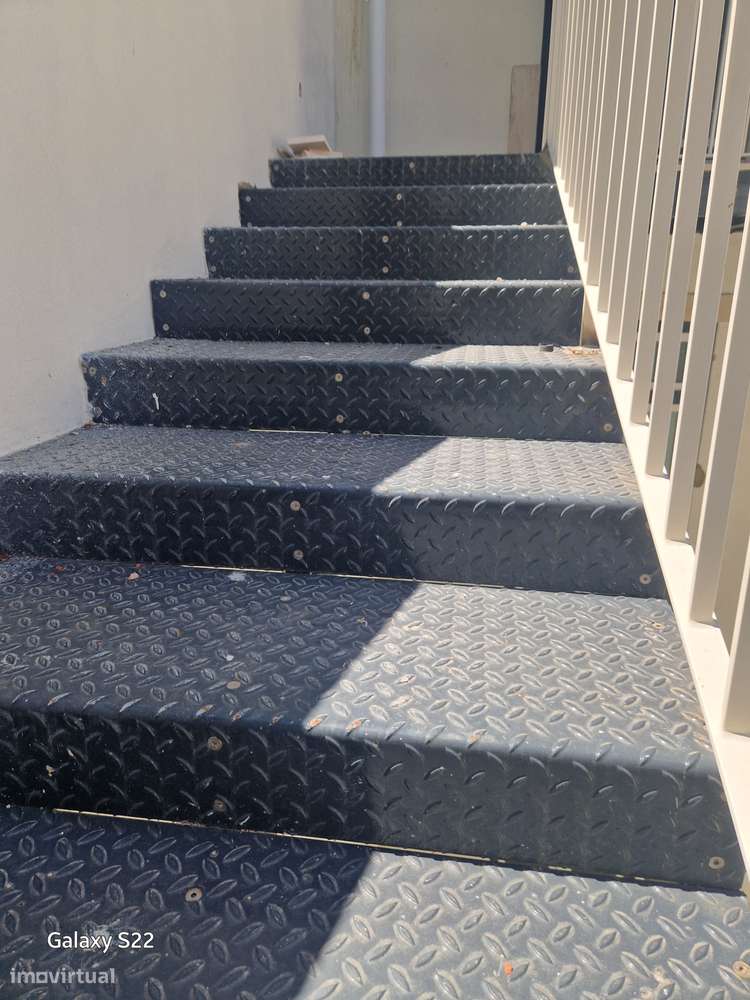 T2 no 3º Andar com 3 Jardins, Elevador, Coz.Equipada Lx-23