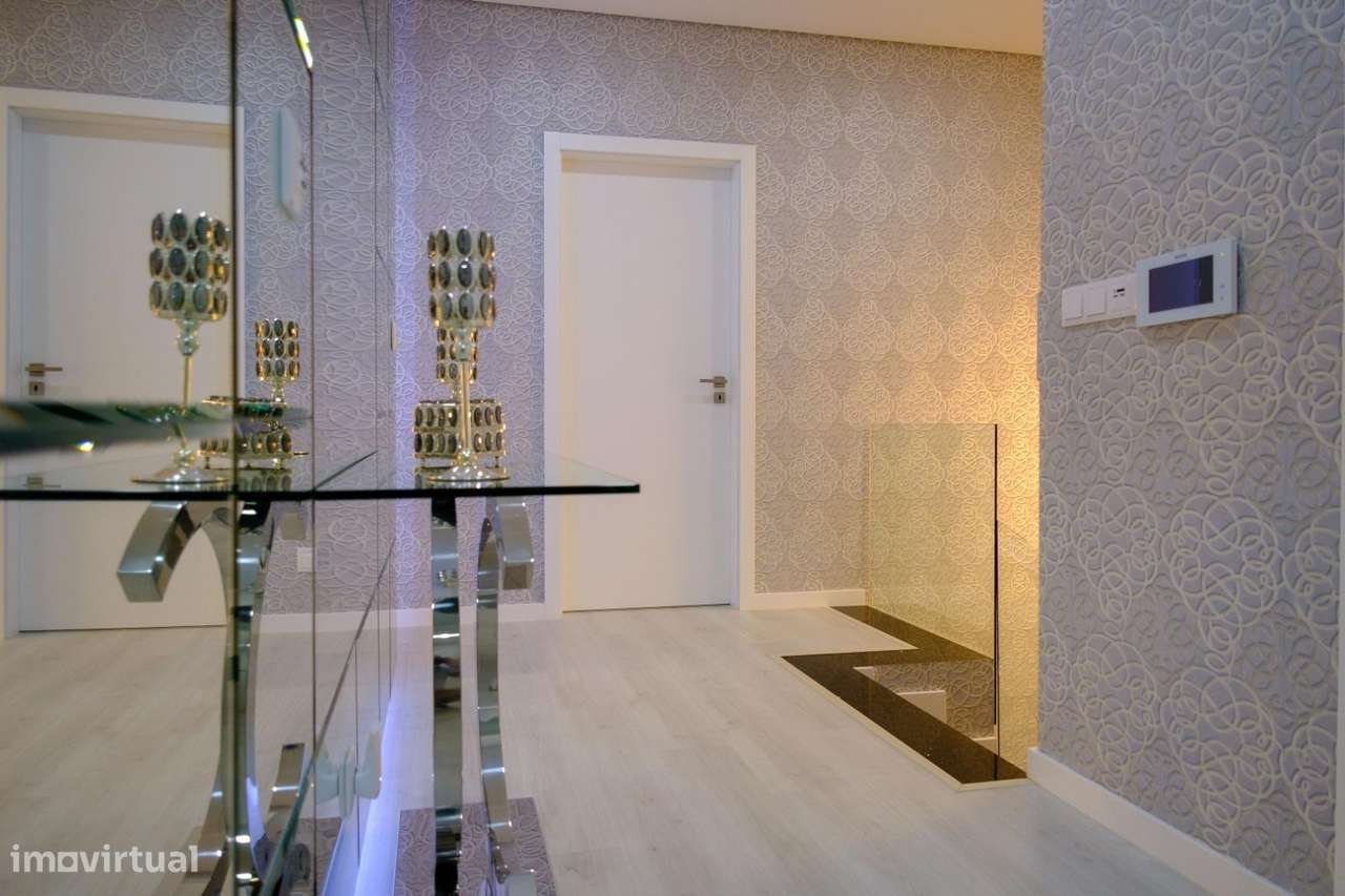 Moradia T4 com Piscina e Jardim na Aroeira, Almada-31