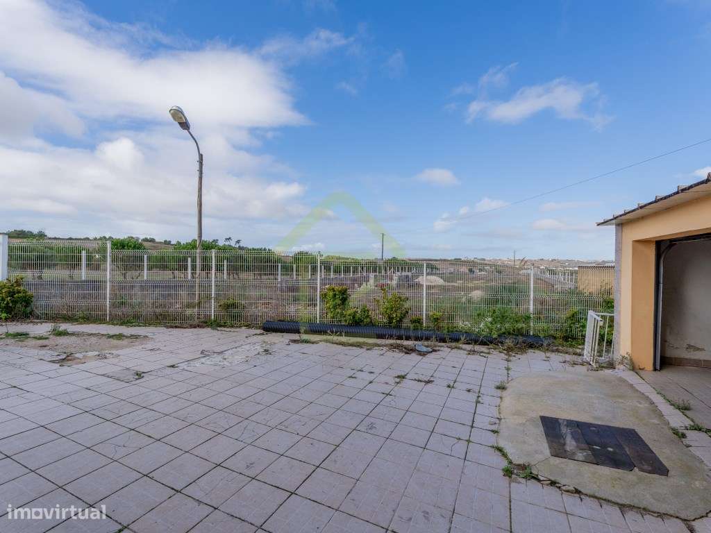 Moradia T4 a minutos dos acessos da A8 e perto das praias de região-41