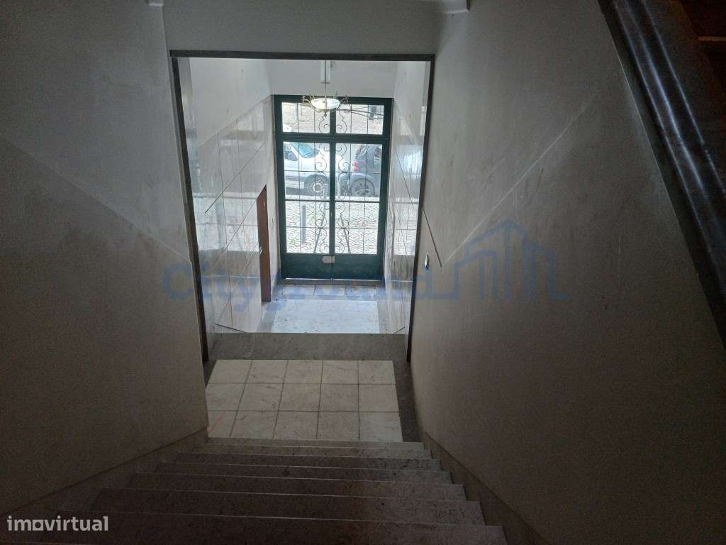 Excelente prédio renovado, de 10 fracções, em Benfica-32