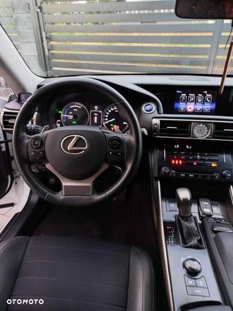 Lexus IS 300h - 12