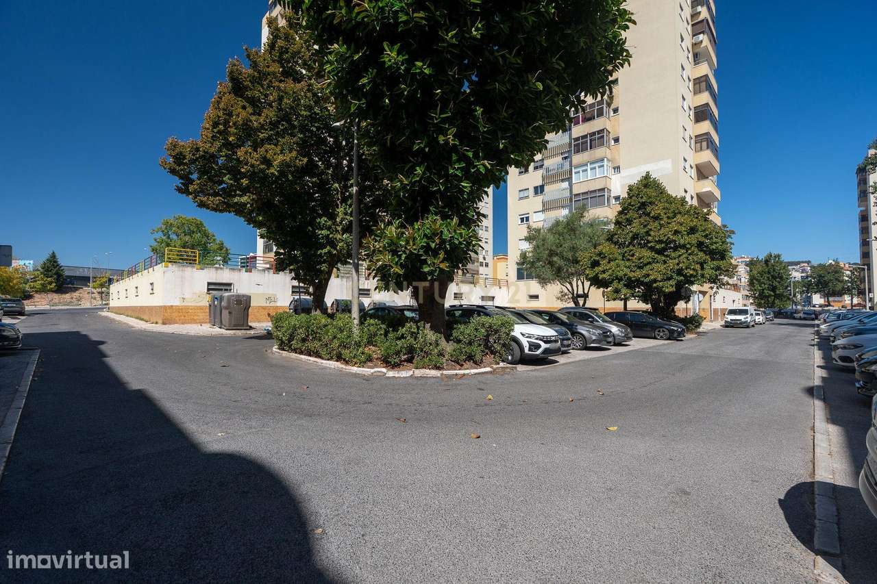 T1 em Odivelas com Parqueamento | Localização Privilegiada junto às Co-26