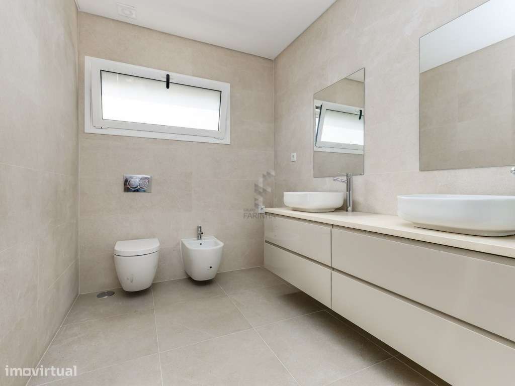 MORADIA T4 NOVA
Famões, moradia independente V4+1 nova com Jardim,...-18