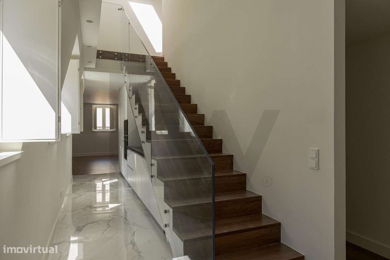 Apartamento Duplex T2+1 com Garagem e Terraço na Estrela-14