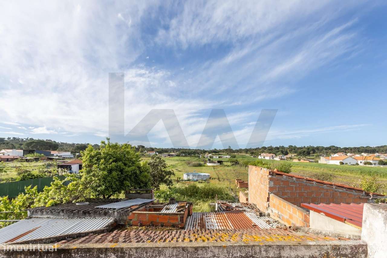 Moradia T2  com Garagem  e anexos inserida num lote de 1500 m2 de ter-44