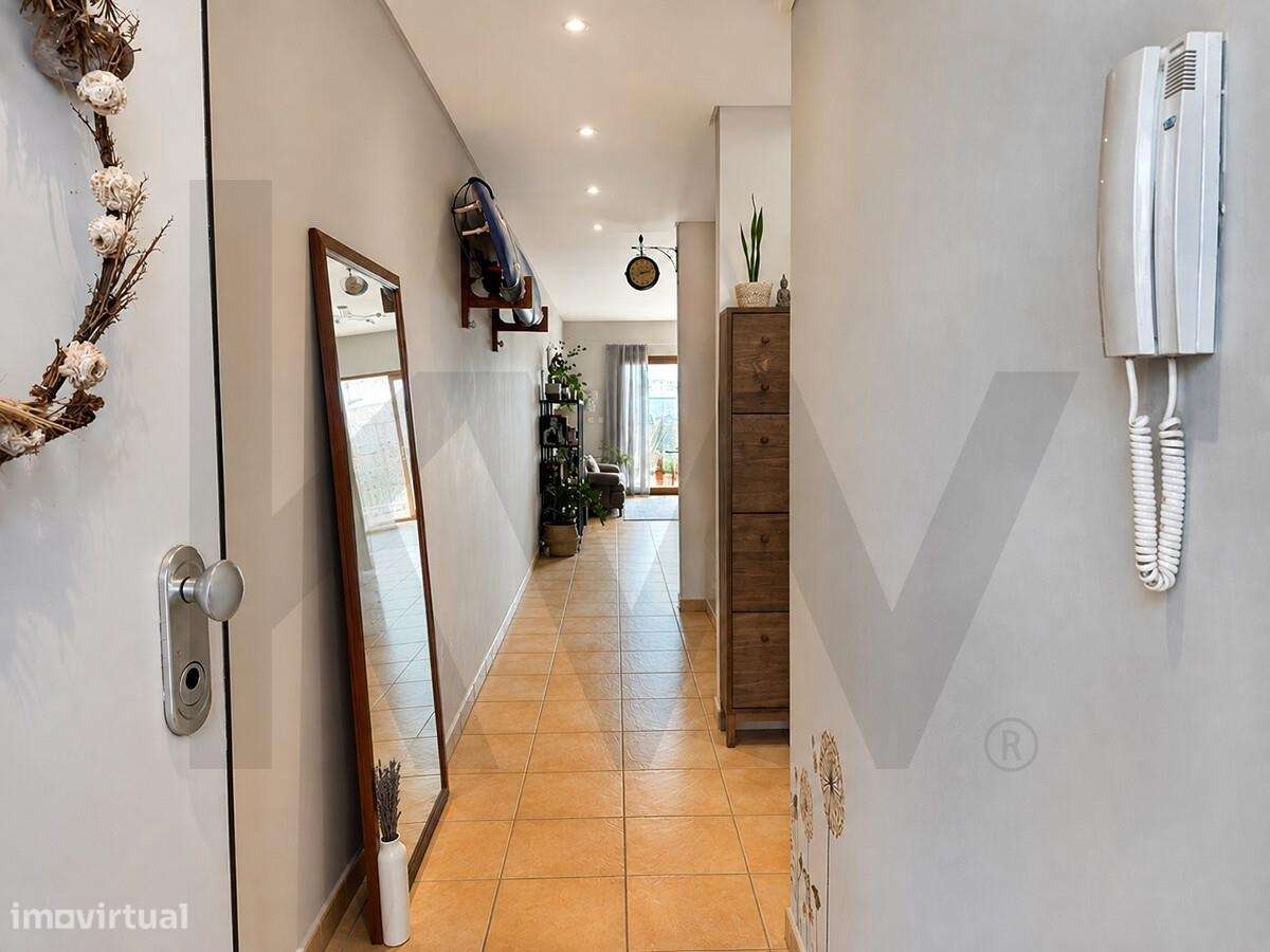 T1 junto à Praia de São Julião | 70 m2 + 42 m2 de pátio | Garagem para-14