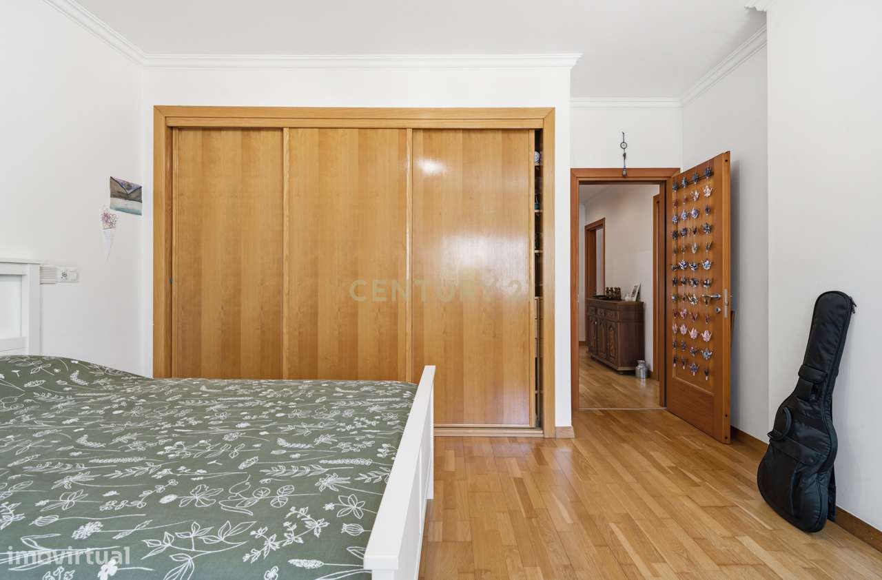 Elegante Apartamento T3 no Estoril com Box Fechada para 3 carros a pou-31
