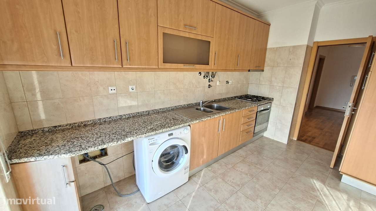 Apartamento T2 com 126m2, arrecadação e lugar  estacionamento Montijo.-6