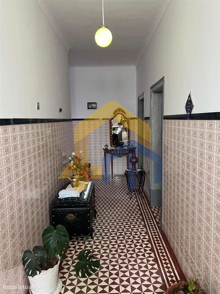 Moradia T4, no centro de Estremoz com quintal-29