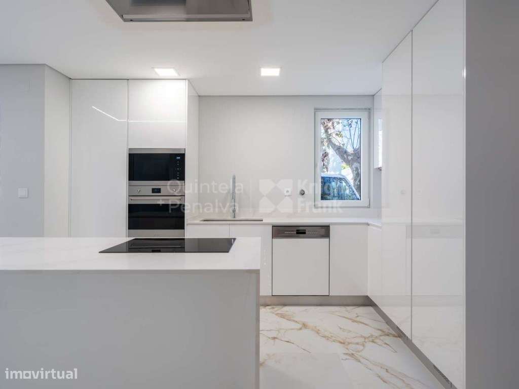 Apartamento T3 com duas varandas e estacionamento em Carcavelos - Grande imagem: 5/30