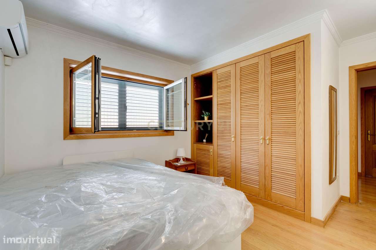 Encantadora Moradia de 4 Frentes-37