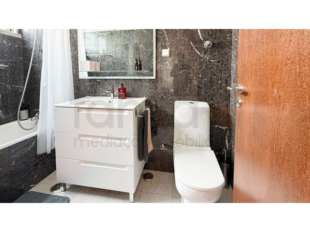 Apartamento T4 em Miraflores-37