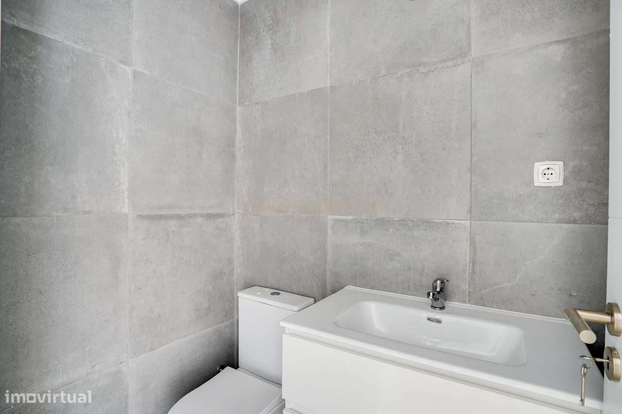 T2 transformado em T3, totalmente remodelado, localizado numa das zona-10