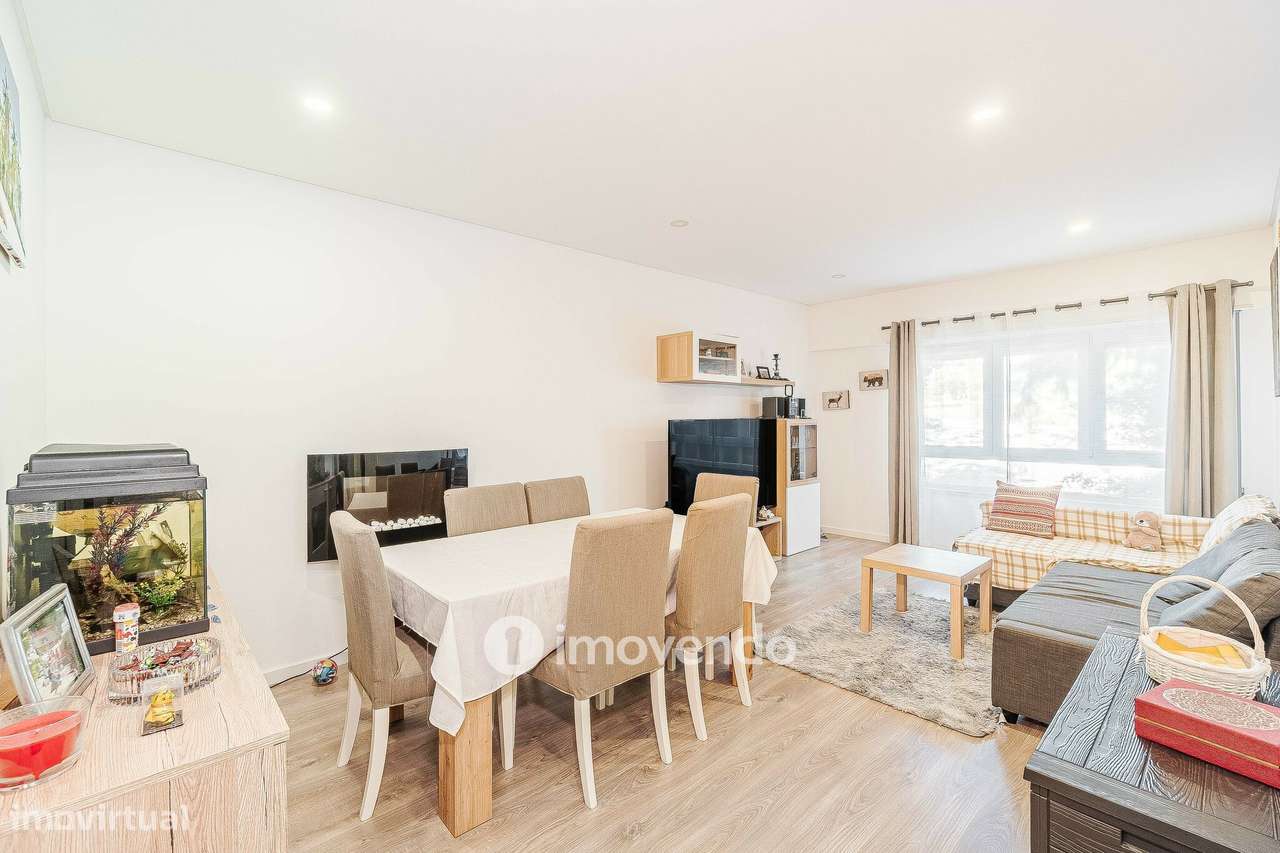 Apartamento T2, com áreas amplas e varanda, na Póvoa de Santa Iria-0