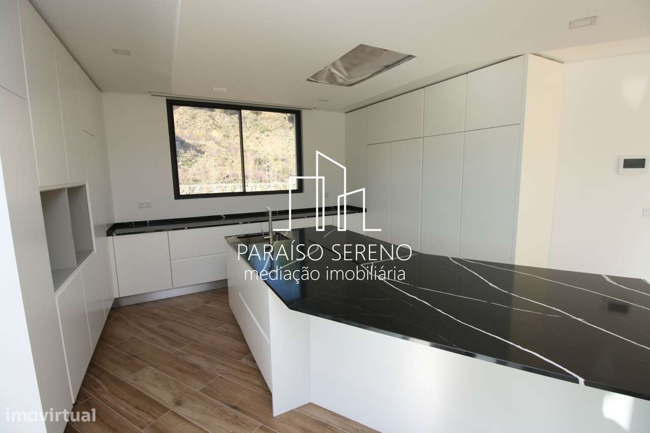 Moradia de Luxo em S. Miguel do Mato-23