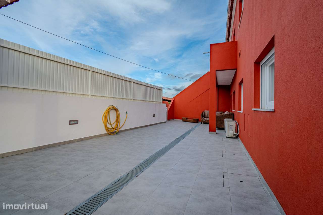 APARTAMENTO T2 remodelado impecável com terraço!-3