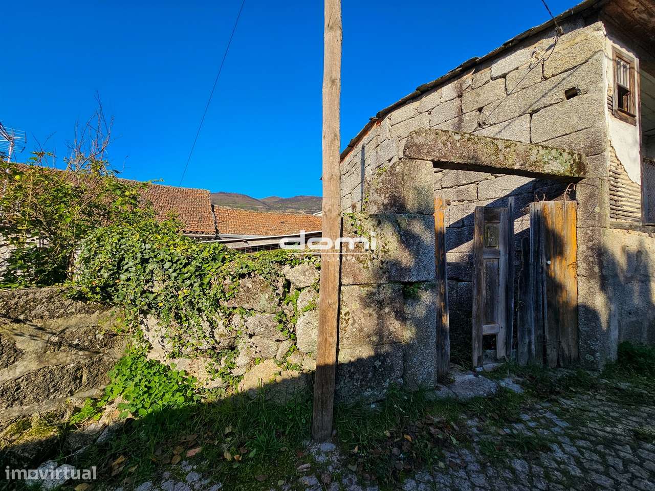 Moradia em pedra, para recuperar, localizada em Aldeia - Grande imagem: 4/8