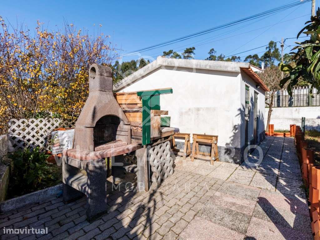 Moradia Bi-familiar térrea T2+1, com cave, renovada, jardim, garage...-55