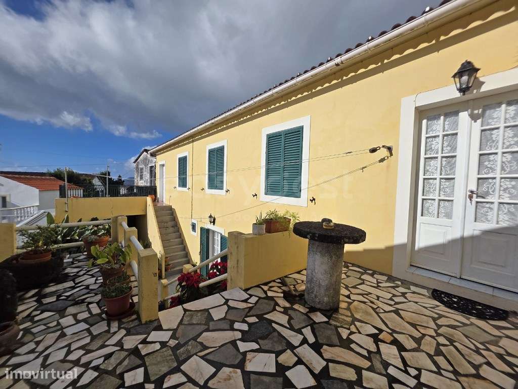 Moradia T3 nas Lajes do Pico com garagem e terraço com vista mar - Grande imagem: 2/21