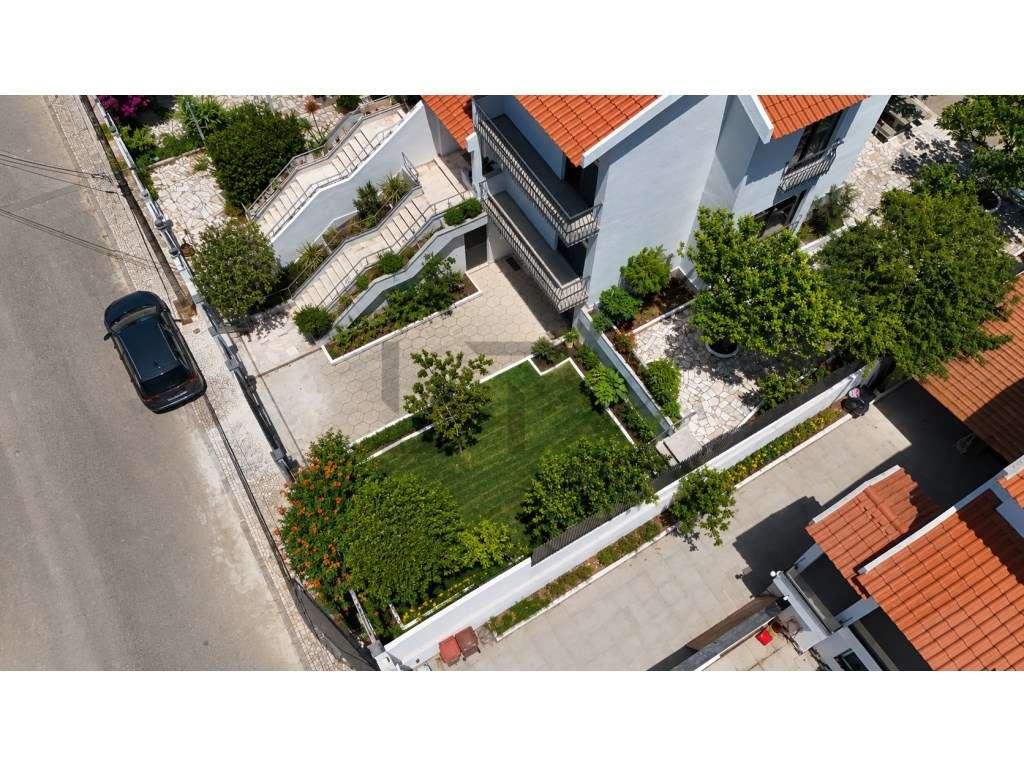 Moradia T4 em Banda totalmente Renovada com Garagem, para Venda na ...-9