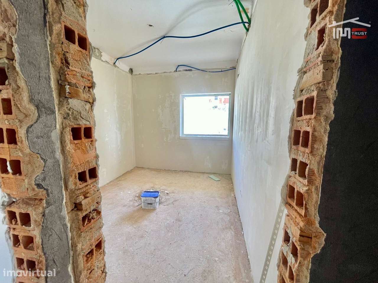 T3 Totalmente Remodelado com Suite e Varanda no Alto do Seixalinho-17