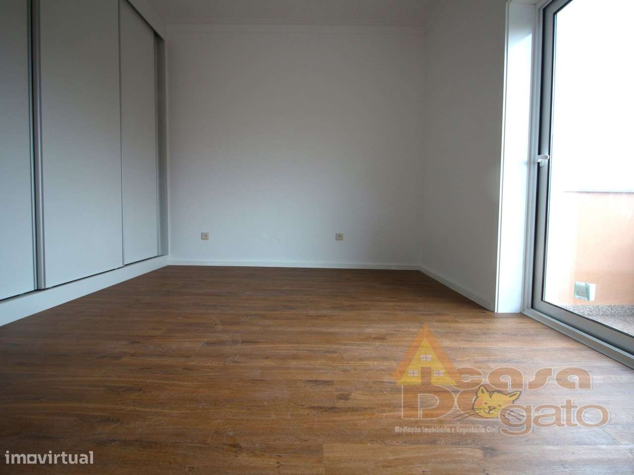 Apartamento Remodelado com boas varandas-9