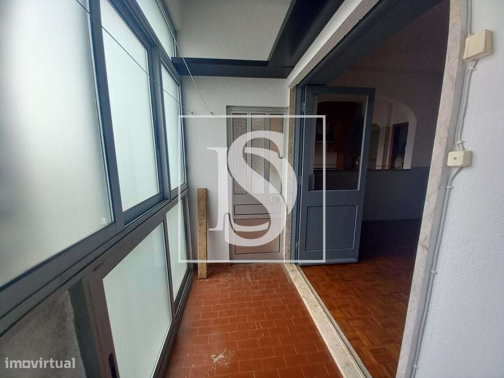 Apartamento T2 Remodelado no Coração do Montijo-11