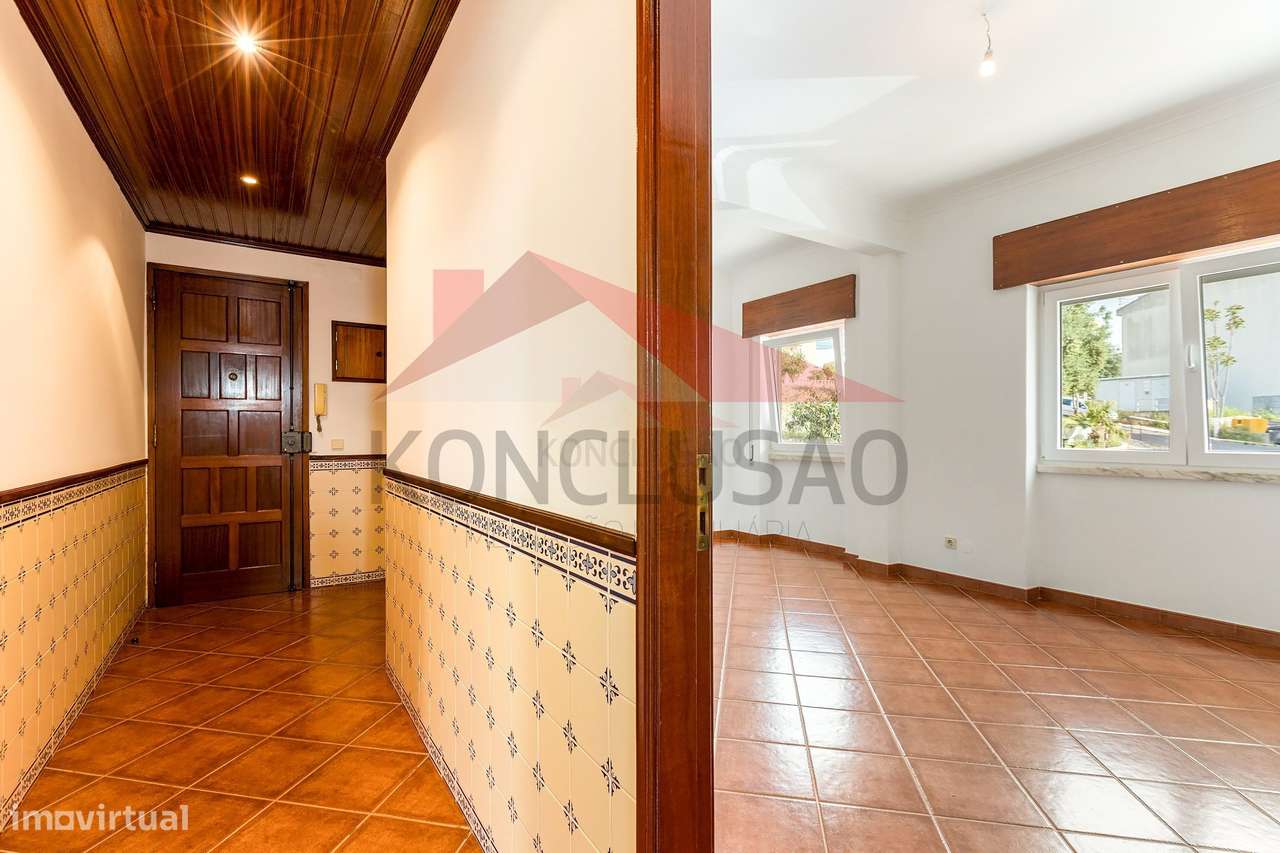 Apartamento T2 com logradouro, garagem e arrecadação – Póvoa de San...-3
