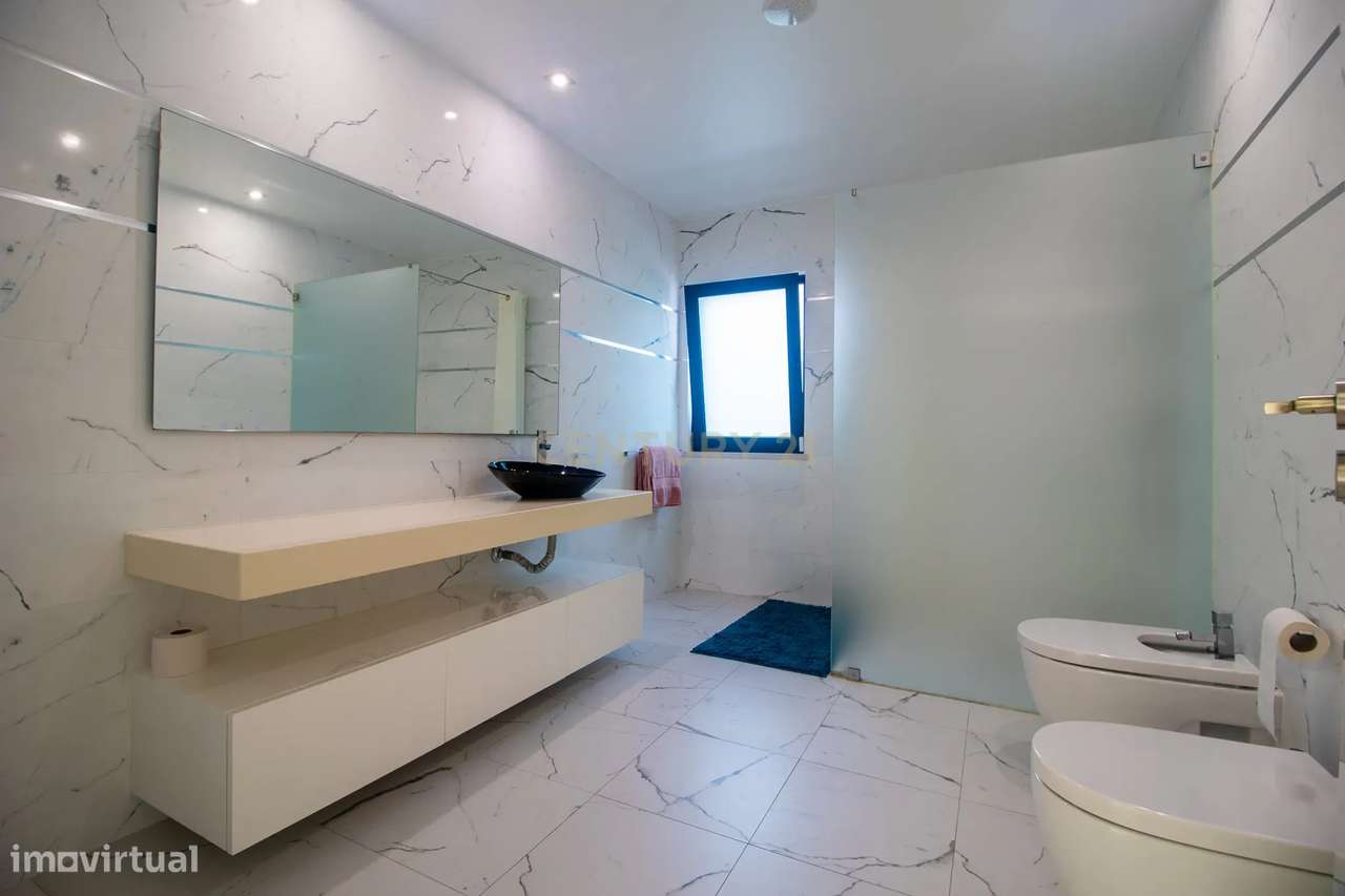 Viva o Luxo à Beira-Mar: Moradia Espetacular T5 com Piscina na Deslumb-19