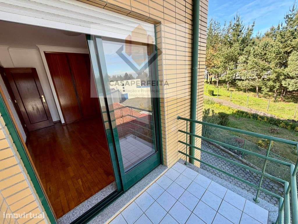 Fabuloso Apartamento T2 com Varanda e Box - Olival-13