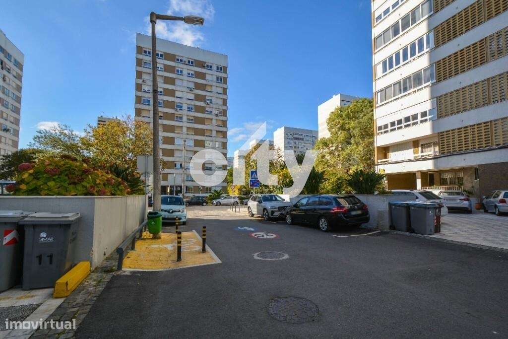 Apartamento T3 para remodelar situado na prestigiada Urbanização da Po-29