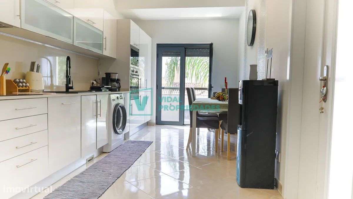 Apartamento T2 com garagem em box e piscina-18