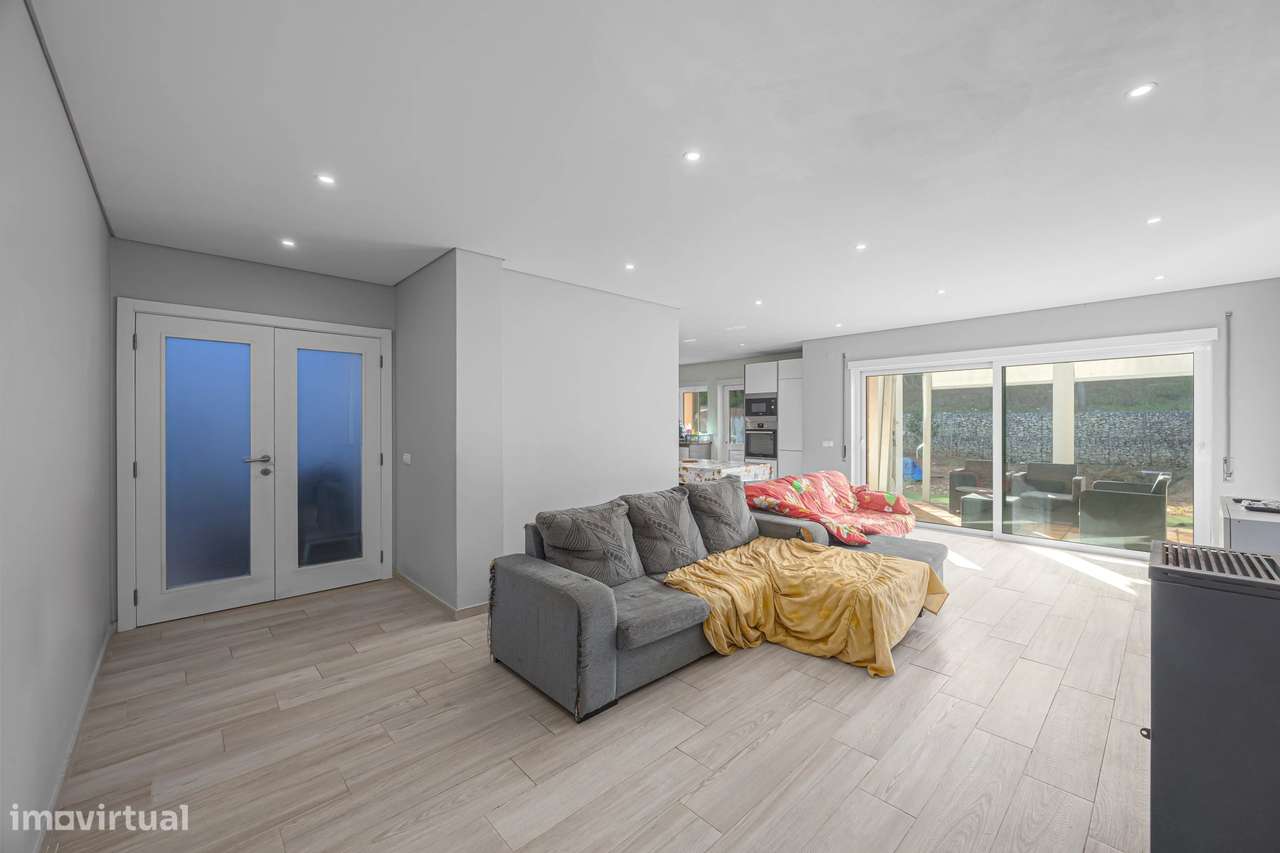 Excelente Moradia em Condominio com Piscina - Grande imagem: 2/21