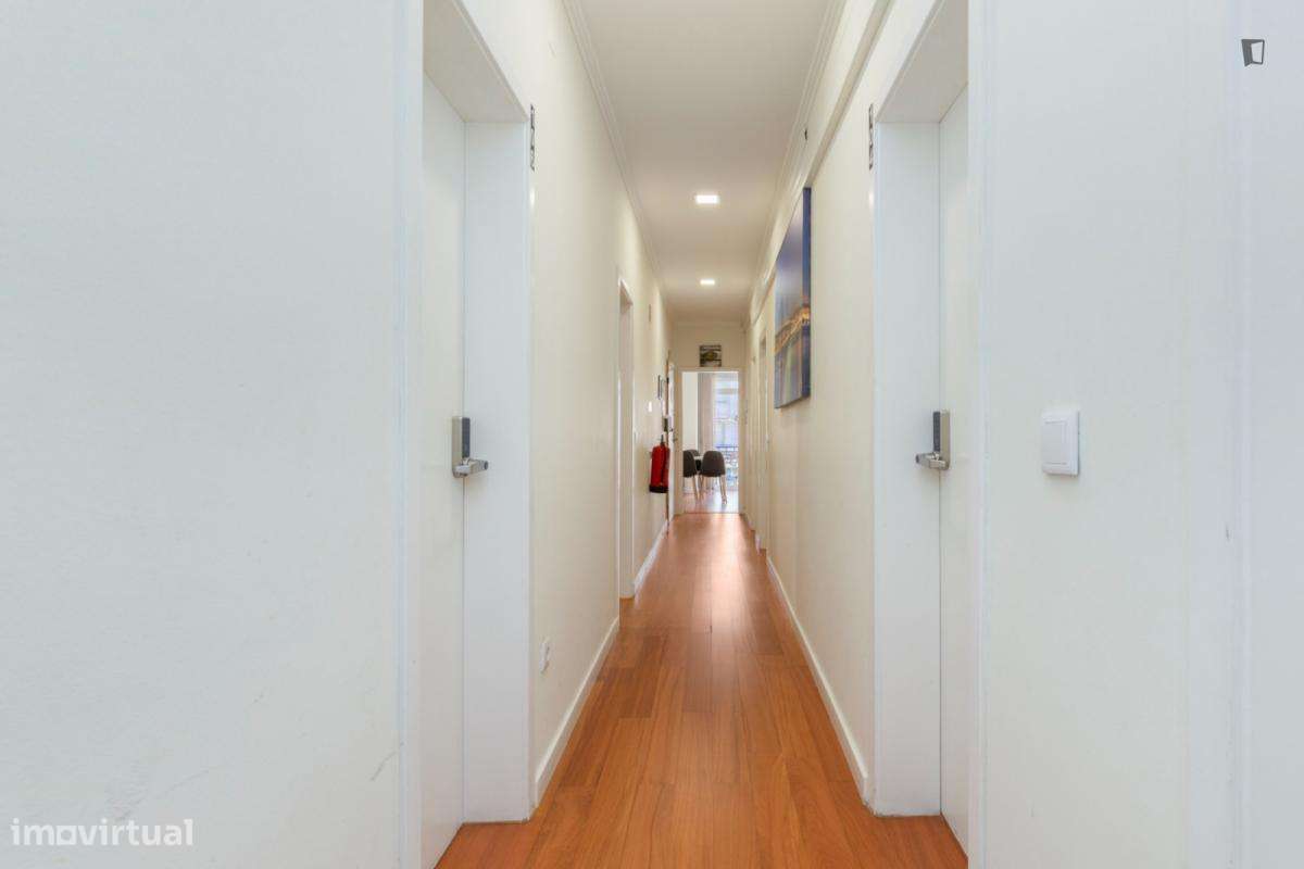 Quarto - localizado em Intendente Lisbon - Grande imagem: 5/8