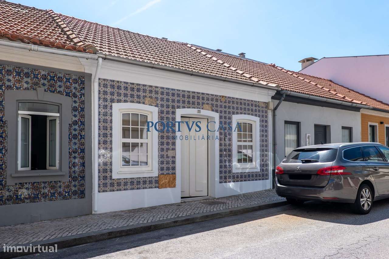 Moradia renovada a 1 minuto da praia com terraço-27