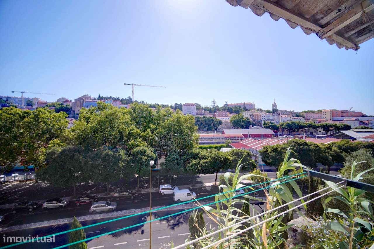 T1 para remodelar com pequeno terraço Alcântara-2