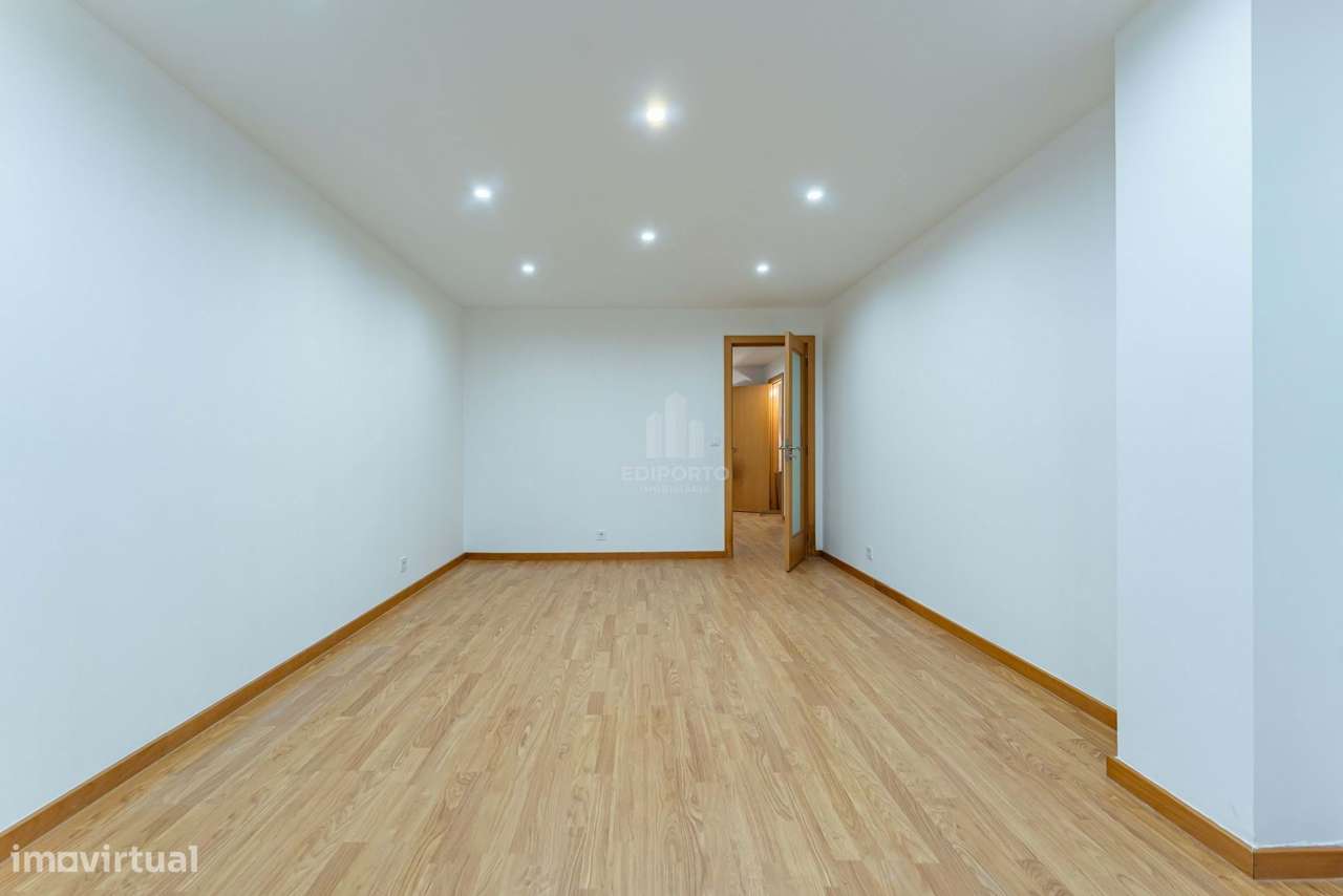 T3 Renovado | 2 Frentes | Varanda | Garagem e Arrumos – Porto junto à-7