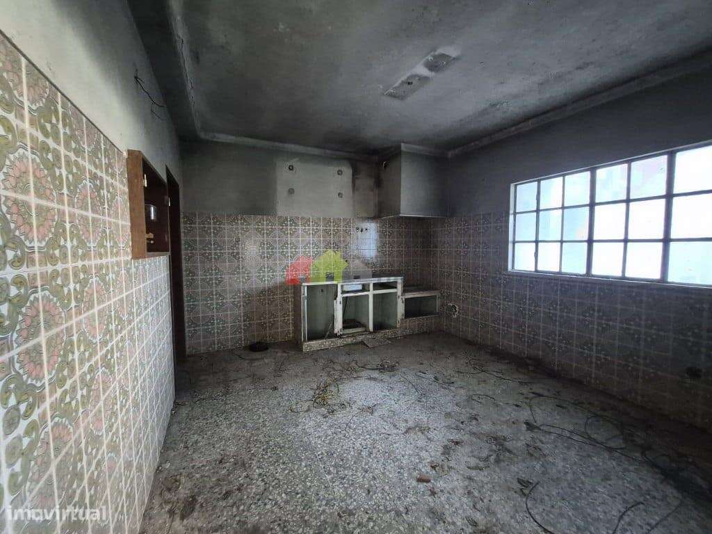 Lote de terreno urbano com moradia T3 e garagem em Palmela-6