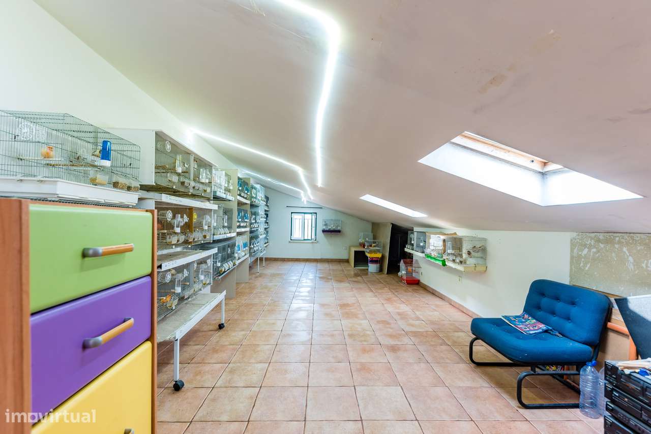Moradia T4 | áreas generosas | espaço exterior | sótão-30